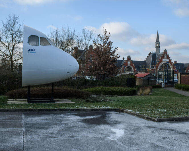 La tête d’un avion A320 exposé dans le quartier de la gare d’Albert (Somme), le 10 février.