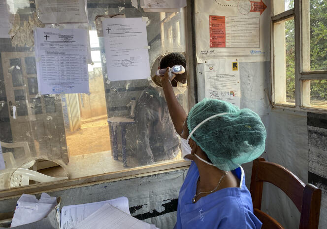 Contrôle de la température d’un visiteur à l’hôpital Matanda, à Butembo (Nord-Kivu), le 11 février 2021.