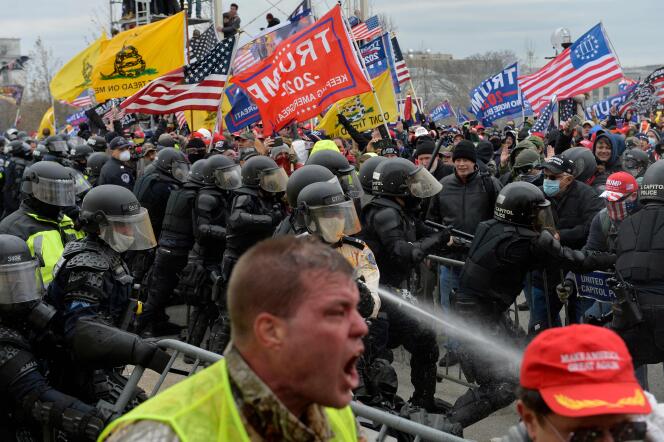 Des partisans de Donald Trump s’opposent violemment aux forces de l’ordre, devant le Capitole à Washington, le 6 janvier.