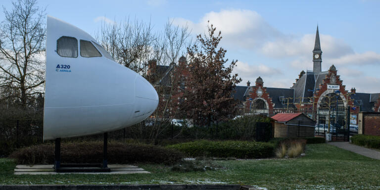 La tête d’un avion A320 exposé dans le quartier de la gare de la Ville d’Albert, département de la Somme en région Hauts-de-France. France.