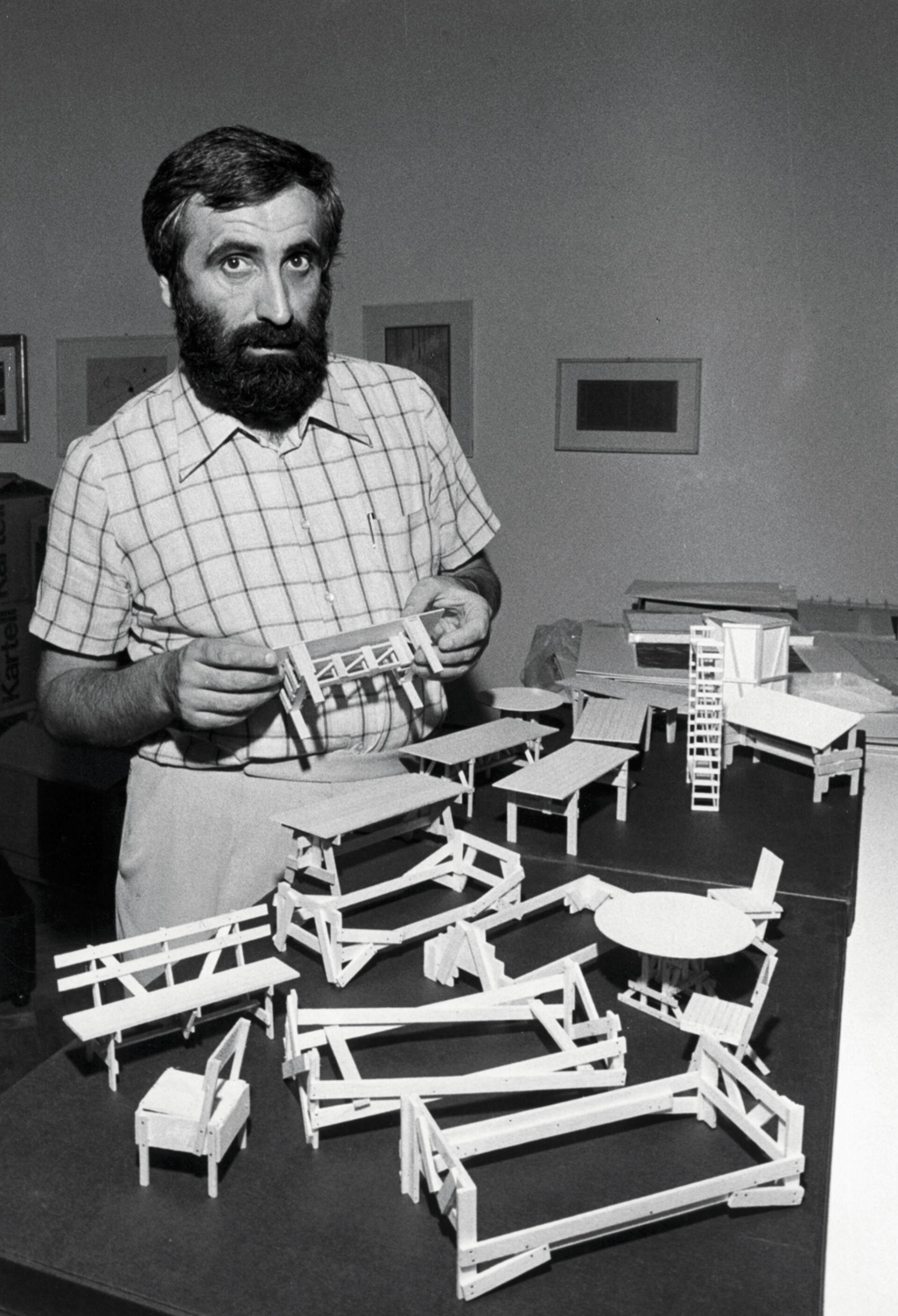 Le designer Enzo Mari, présentant sa collection d’Autoprogettazione, en 1974.