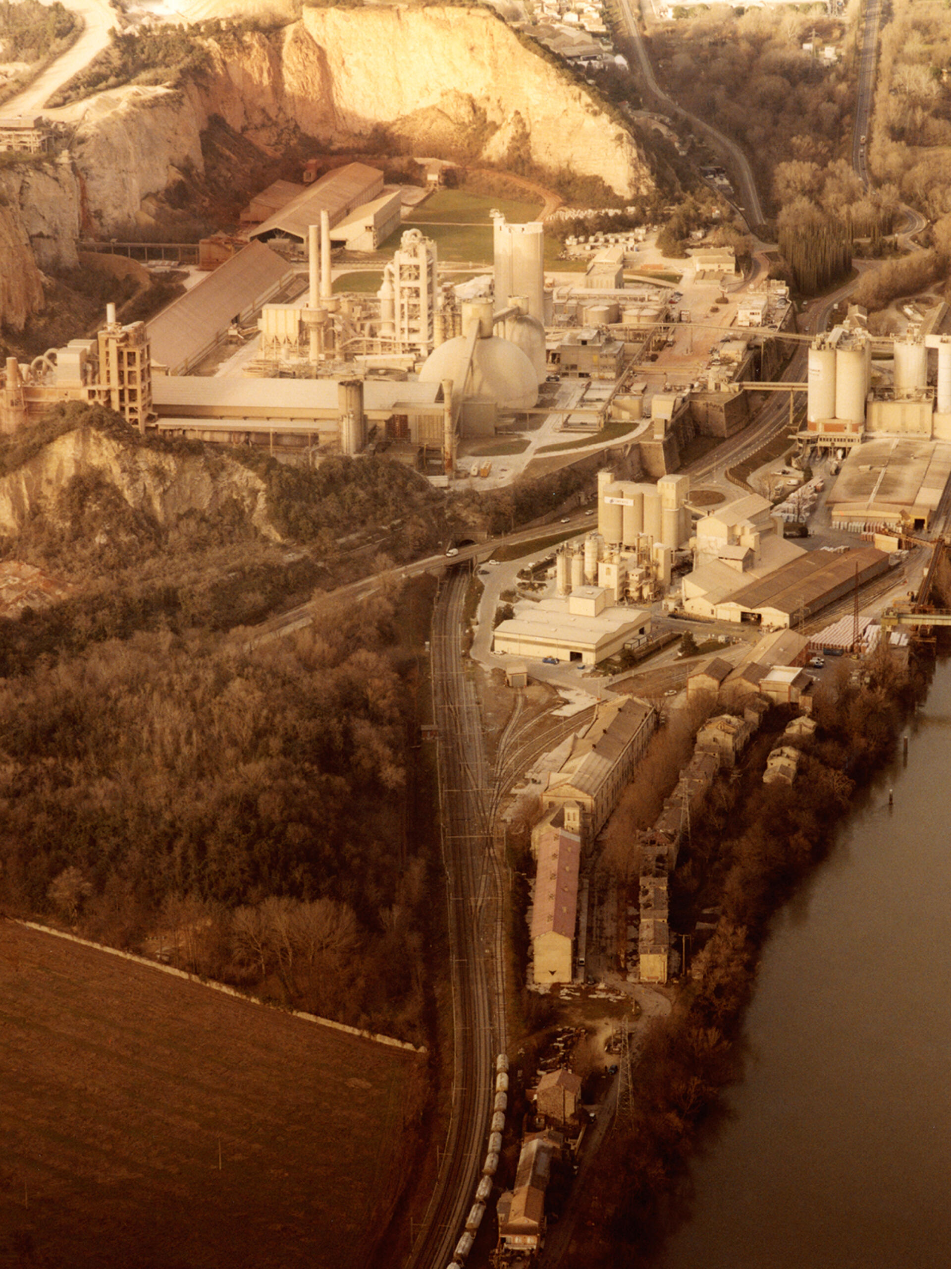 Vue aérienne de la cité Blanche – au fond, l’usine de ciment Lafarge devant les fronts où sont extraits le calcaire.