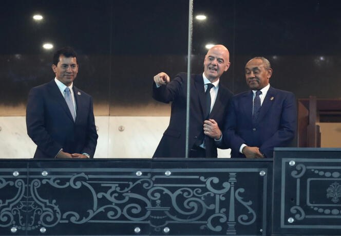 De gauche à droite : Ashraf Sobhi, ministre égyptien des sports, Gianni Infantino, président de la FIFA, et Ahmad Ahmad, président de la CAF, lors de la finale de la Coupe d’Afrique des nations au Caire, le 19 juillet 2019.