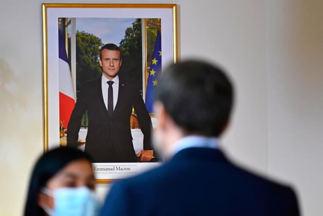 Emmanuel Macron, face à son portrait officiel, lors de sa visite à l’Institut régional d’administration de Nantes, le 11 février.