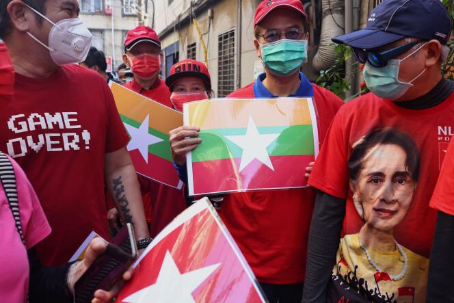 Des membres de la communauté birmane à Taipei manifestent contre le coup d’Etat militaire, le 6 février 2021.