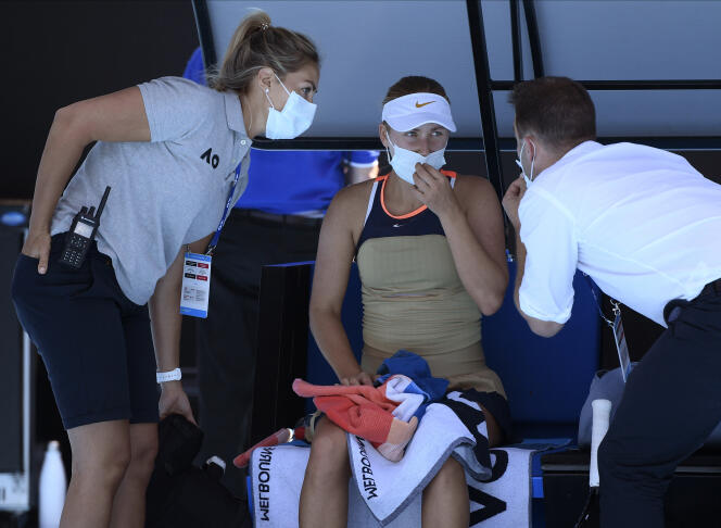La joueuse russe Anastasia Potapova discute avec son médecin lors du match contre l’Américaine Serena Williams, le 12 février.