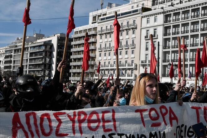 A Athènes, le 10 février 2021, des étudiants grecs manifestent contre une loi qui va créer une force de police spéciale pour lutter contre la violence dans les universités,