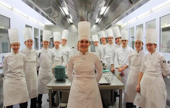 La brigade du restaurant éphémère Monochrome, créé en janvier par des étudiantes en bachelor arts culinaires de l'école Ferrandi Bordeaux, a élaboré jusqu’à 150 paniers gastronomiques par jour.