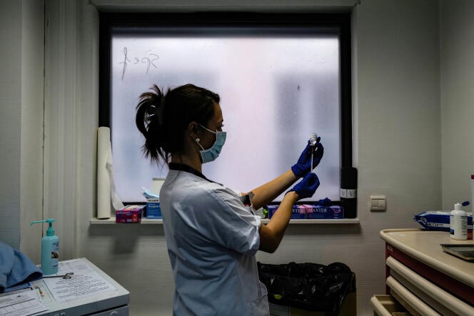 Une infirmière prépare une dose du vaccin AstraZeneca, à l’hôpital Edouard-Herriot à Lyon, le 6 février.