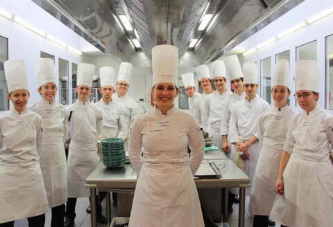 La brigade du restaurant éphémère Monochrome, créé en janvier par des étudiantes en bachelor arts culinaires de l'école Ferrandi Bordeaux, a élaboré jusqu’à 150 paniers gastronomiques par jour