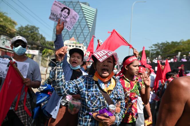 Des manifestants, dans les rues de Rangoun, pour contester le coup d’Etat militaire et demander la libération immédiate d’Aung San Suu Kyi, le 13 février.