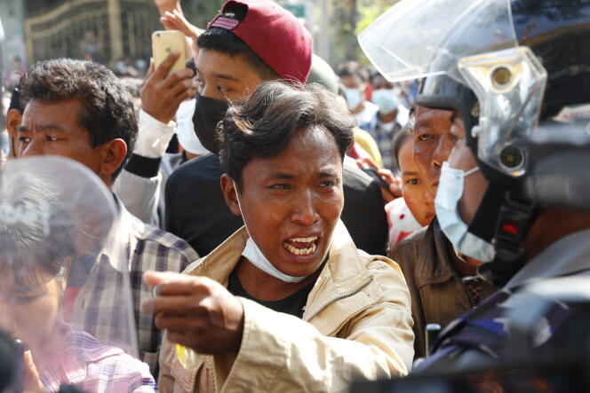 Un homme parle à la police des récentes arrestations survenues à Mandalay, la deuxième ville la plus peuplée du pays, le 13 février.