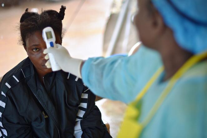 Une jeune fille, possiblement infectée par le virus Ebola, dans un hôpital de Kenema (Sierra Leone), le 16 août 2014.