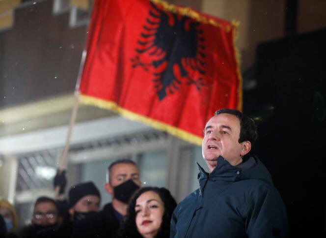 Le dirigeant d’Autodétermination ! (Vetëvendosje !), Albin Kurti, devant ses artisans, à Pristina (Kosovo), le 14 février.
