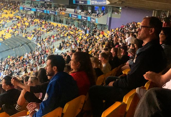 Des milliers de personnes assistent à un concert du groupe Six60 le 13 février à Wellington.