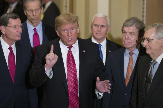 Donald Trump, entouré des sénateurs John Barrasso, John Thune, Roy Blunt, Mitch McConnell et de Mike Pence, le 9 janvier 2019 à Washington.