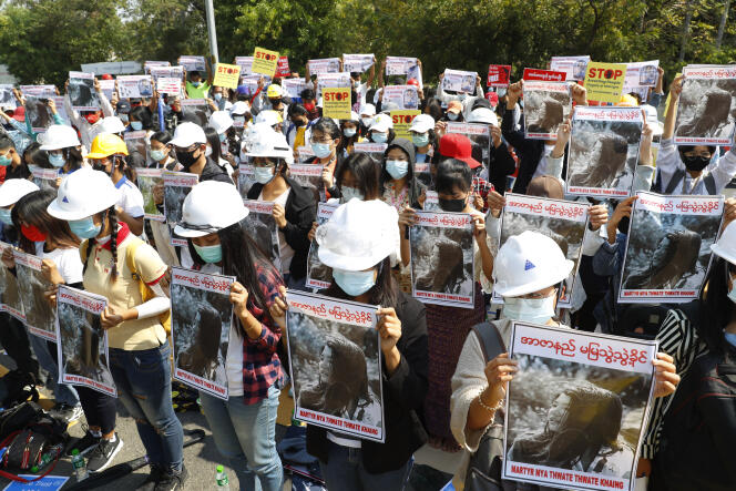 Des étudiants de l’université de Mandalay tiennent des affiches avec une image de Mya Thwate Thwate Khaing, 20 ans, lors d’une manifestation contre le coup d’Etat à Mandalay, en Birmanie, le 14 février.
