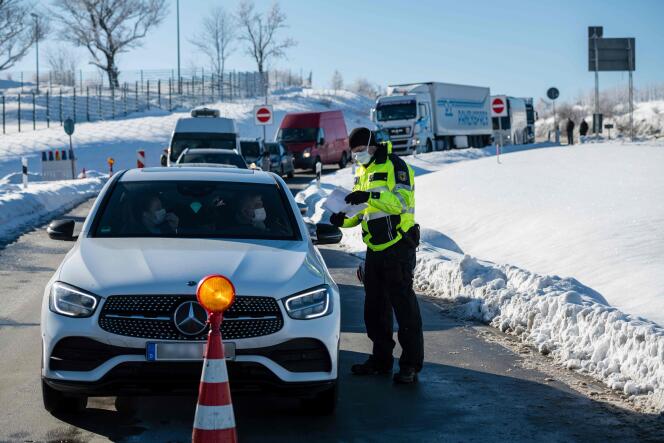Contrôle des automobilistes à la frontière entre Allemagne et République tchèque, le 14 février 2021.