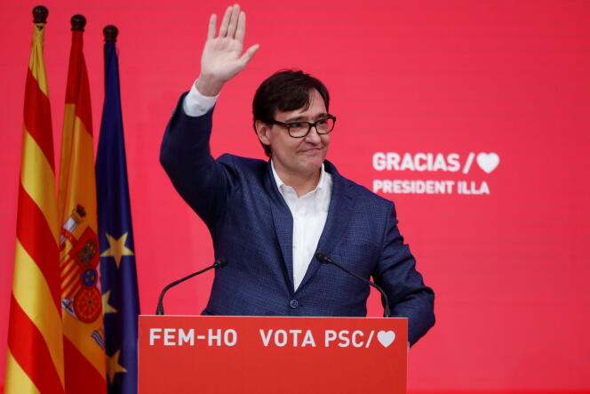 Le candidat du PSC, Salvador Illa, en conférence de presse après les résultats des élections régionales catalanes, le 14 février à Barcelone.
