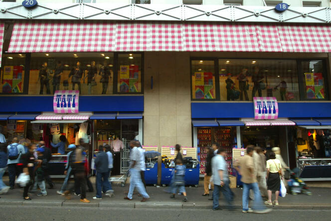 Devant une vitrine du magasin Tati, sur le boulevard Barbès, en 2003 à Paris.