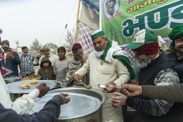 Rakesh Tikait (tunique blanche), lors de la manifestation des agriculteurs à Ghazipur, à la frontière entre Delhi et l’Uttar Pradesh, le 11 février.