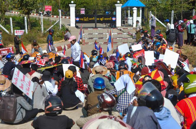Des manifestants demandent la libération des étudiants interpellés lors des rassemblements prodémocratie à Naypyidaw, le 15 février.