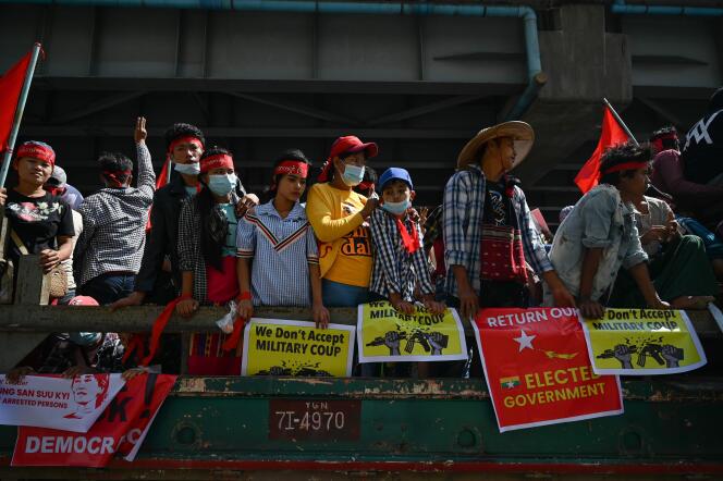 Manifestation contre le coup d’état, le 14 février à Rangoun.