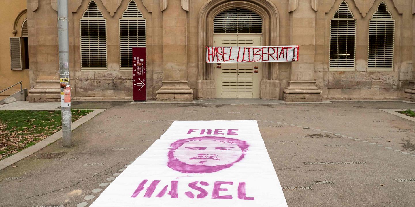Mercenaires De Merde Le Rappeur Espagnol Pablo Hasel Arrete Pour Des Tweets Attaquant Les Forces De L Ordre Et La Monarchie Mercenaires De Merde Le Rappeur Espagnol Pablo Hasel Arrete Pour Des Tweets Attaquant Les Forces De L Ordre Et La Monarchie
