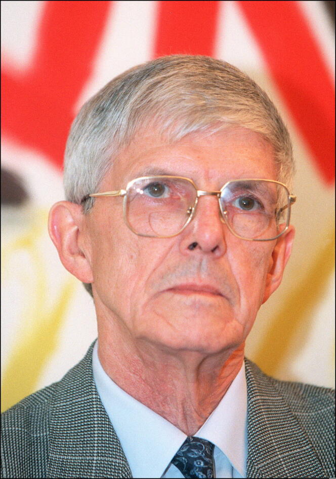 Jean Dormont, lors d'une conférence de presse sur la trithérapie contre le sida, le 9 octobre 1997.