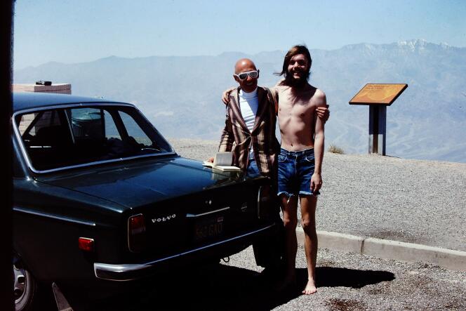 Michel Foucault et Michael Stoneman devant la Vallée de la Mort, en Californie, en mai 1975. Photo de Simeon Wade.