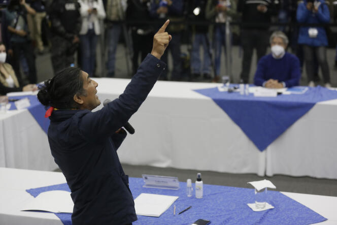 Les candidats Yaku Perez et Guillermo Lasso (en arrière-plan) organisent une action devant le bureau de la Commission électorale nationale pour demander un recomptage des élections de dimanche, le 12 février 2021 à Quito.