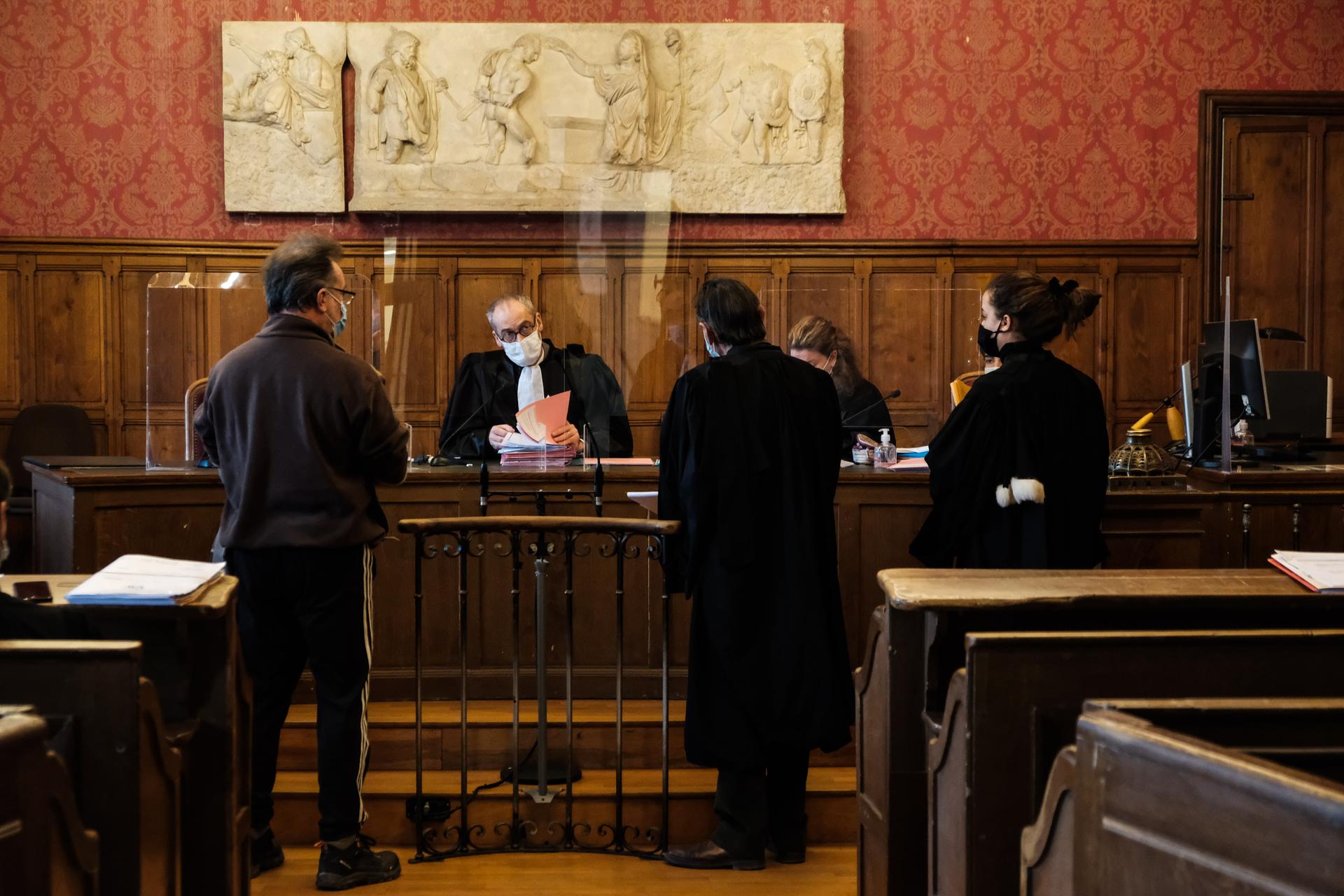 pas de vice procureur et des dossiers jusqu a 23 heures jours ordinaires au tribunal de sens