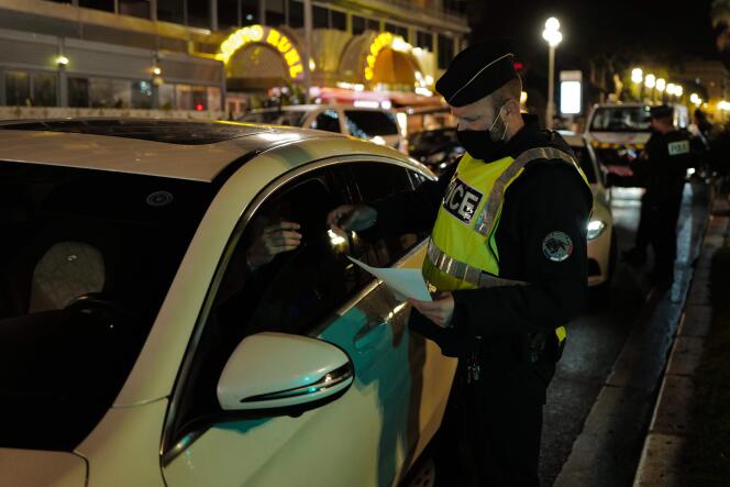 Lors d’un contrôle de police, pendant le couvre-feu, le 30 janvier à Nice.