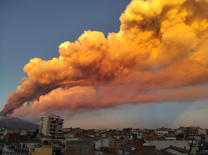 Le spectaculaire panache de l’Etna vu de Paterno, le 16 février.