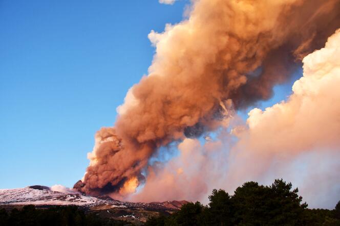 Un important panache de fumées et de cendres sort du cratère sud-est du volcan, le 16 février.
