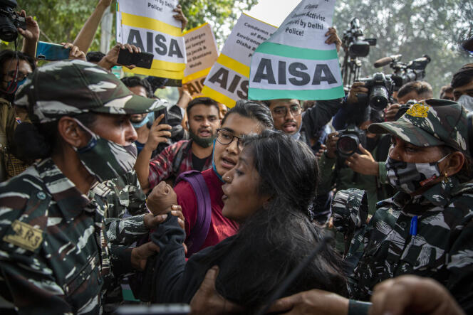 Des étudiants manifestent contre l’arrestation de l’activiste Disha Ravi, à New Delhi, le 16 février.