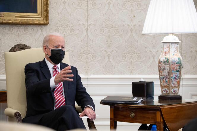 Le président américain, Joe Biden, dans le bureau Ovale, à la Maison Blanche (Washington, DC), le 17 février.