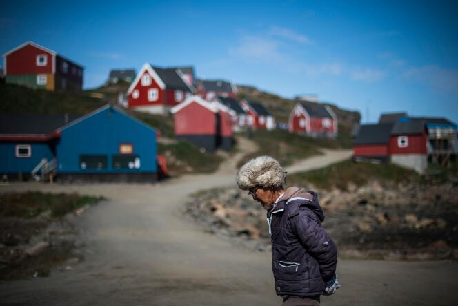 A Kulusuk, au Groenland, où un projet minier sème la discorde et relance le débat sur l’avenir de ce territoire autonome danois menacé par le réchauffement climatique, mais en quête de ressources pour son éventuelle indépendance. Le 16 août 2019