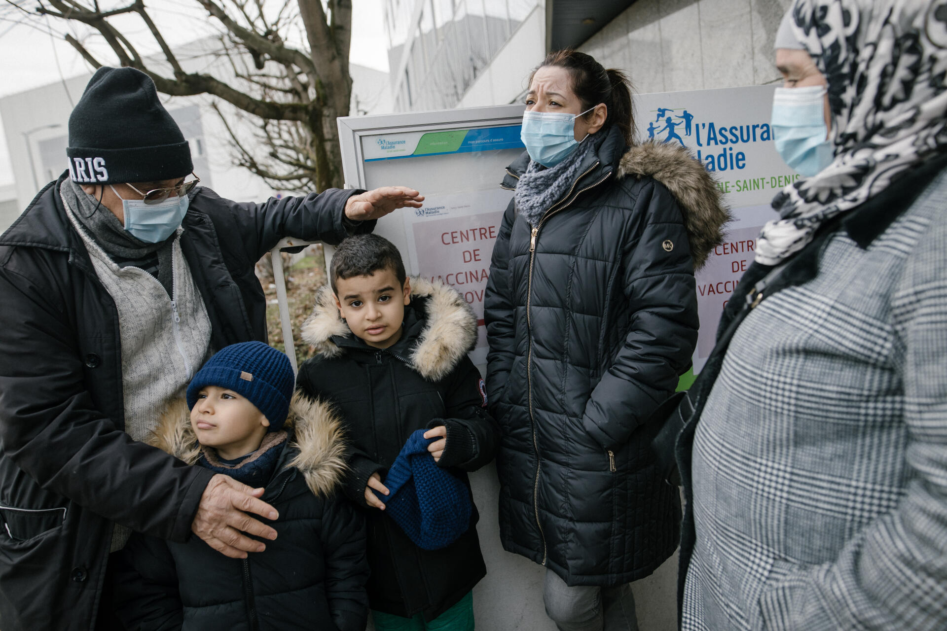 La famille Boubakri devant le centre de santé de la CPAM 93, à Bobigny (Seine-Saint-Denis), le 16 février.