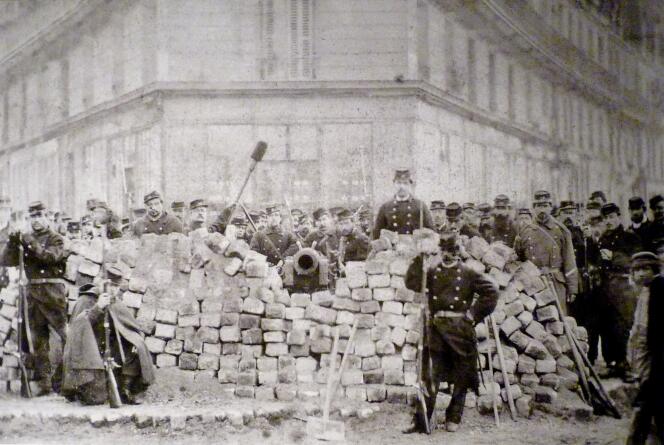 Barricade pendant la Commune de Paris, à l’angle des boulevards Voltaire et Richard-Lenoir.