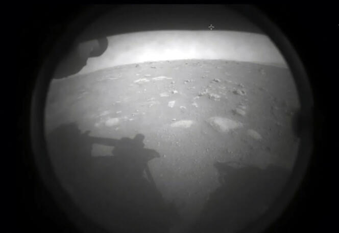 Première photo du sol martien envoyé par le rover Perseverance après son atterrissage, le 18 février 2021, et diffusée par la NASA.