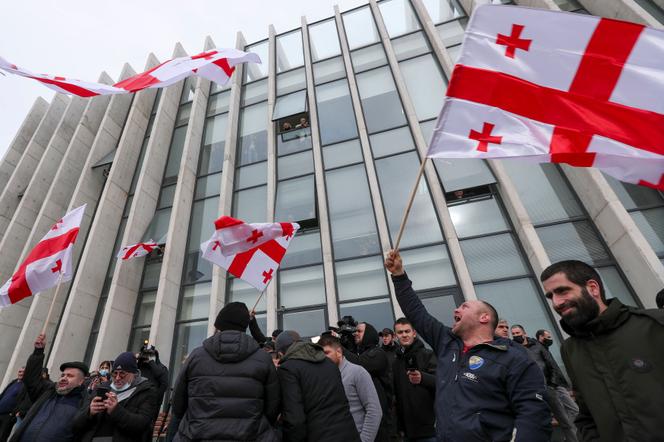 Des membres de l’opposition manifestent devant les locaux du Mouvement national uni, après l’annonce de la démission du premier ministre Guiorgui Gakharia à Tbilissi, la capitale géorgienne, le 18 février.