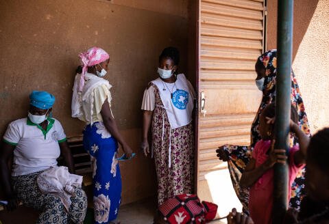 Irène Sawadogo, sage-femme travaillant avec la clinique mobile de Médecins du Monde, reçoit des patientes au village de Boulounga afin d'évaluer leurs problèmes de santé et les envoyer rencontrer si necessaire l'assistant de santé mental.