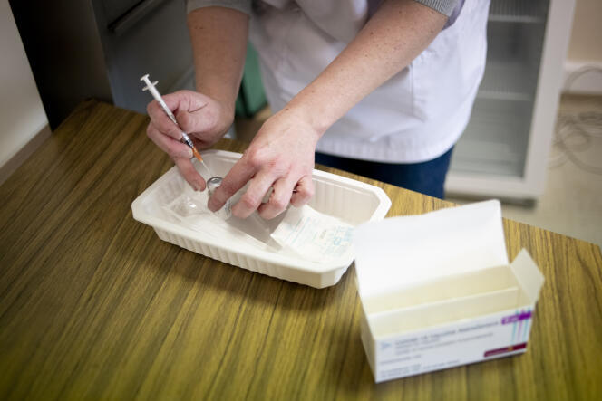 Une infirmière prépare une dose de vaccin AstraZeneca au centre hospitalier intercommunal Poissy/Saint-Germain-en-Laye (Yvelines), en février.