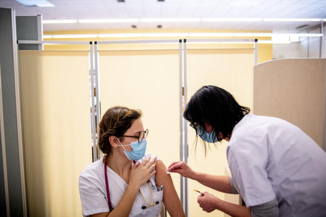Au centre hospitalier de Poissy (Yvelines), une médecin urgentiste reçoit une dose de vaccin contre le Covid-19, le 18 février.
