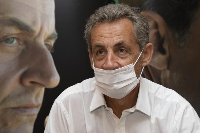 Nicolas Sarkozy, lors d’une séance de dédicace de son livre « Le Temps des Tempêtes », à Cannes, le 24 août 2020.
