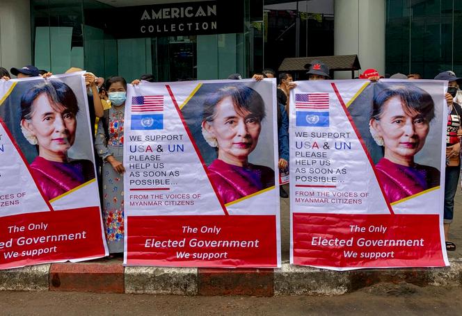Les manifestants affichent les photos de la dirigeante birmane déchue Aung San Suu Kyi, à Rangoun, en Birmanie, le 18 février.