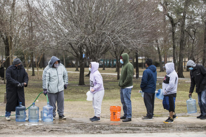 Les gens font la queue pour remplir des bidons à partir d’un robinet à Haden Park, le 18 février à Houston, au Texas.