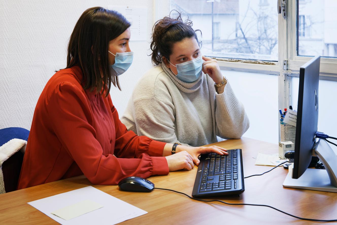 Aurore Feuillet, éducatrice spécialisée, et Emma Deniau, en stage au Csapa Rabelais, font le point après l'entretien de premier accueil d'un nouveau patient. Montreuil, le 13 janvier.