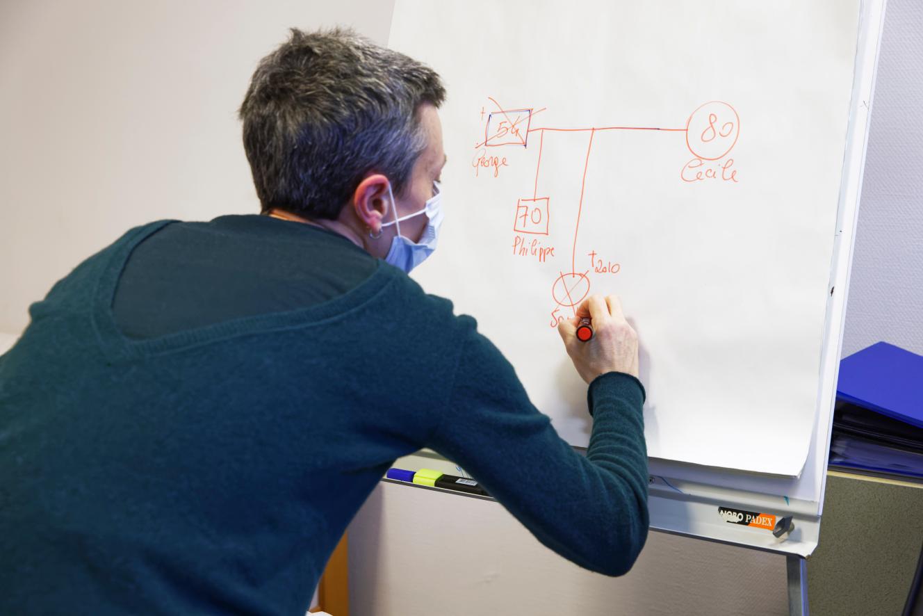 Daniela Santambrogio, psychologue spécialisée en thérapie systémique et famililale, esquisse un génogramme, une approche qui considère le patient comme porteur d'un symptôme lié à un système plus global. A Montreuil, le 13 janvier.